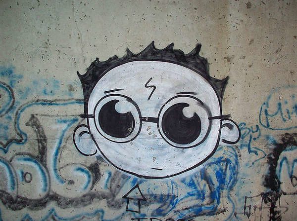 sag kalan cocuk duvar