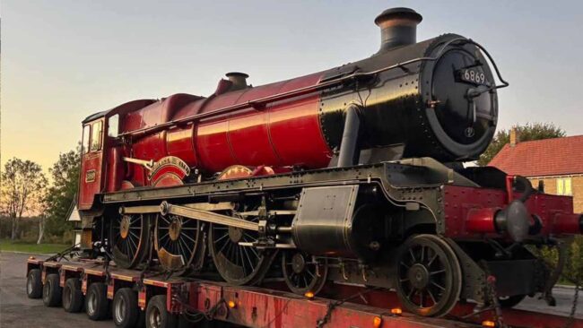 Harry Potter Dizisinde İkonik Araç Üzerinden Hayranları İkiye Bölen Tartışma 3 Harry Potter Dizisi Hogwarts Ekspresi Benzerlik Tartışması