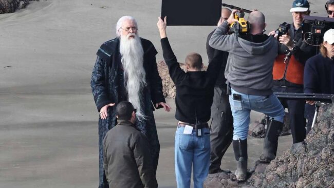 John Lithgow, Albus Dumbledore Olarak İlk Kez Görüldü: İşte Harry Potter Dizisinden Yeni Set Görüntüleri 5 Harry Potter Dizisi Profesör Dumbledore John Lithgow