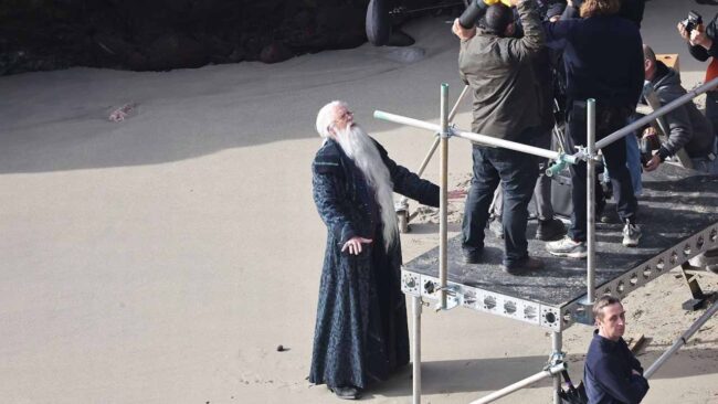 John Lithgow, Albus Dumbledore Olarak İlk Kez Görüldü: İşte Harry Potter Dizisinden Yeni Set Görüntüleri 3 Harry Potter Profesör Dumbledore